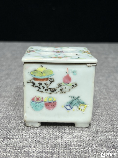 古玩陶瓷粉彩博古紋筆插真品鑒賞圖