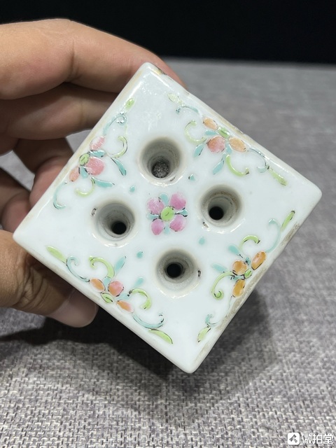 古玩陶瓷粉彩博古紋筆插真品鑒賞圖