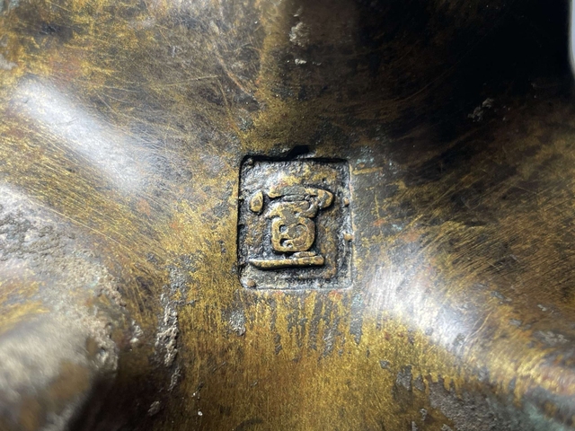 古玩銅器鼎式爐真品鑒賞圖