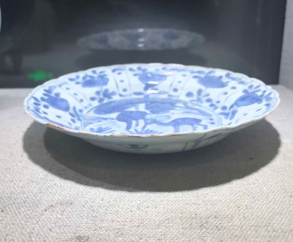 古玩陶瓷青花雙鹿圖花口盤真品鑒賞圖