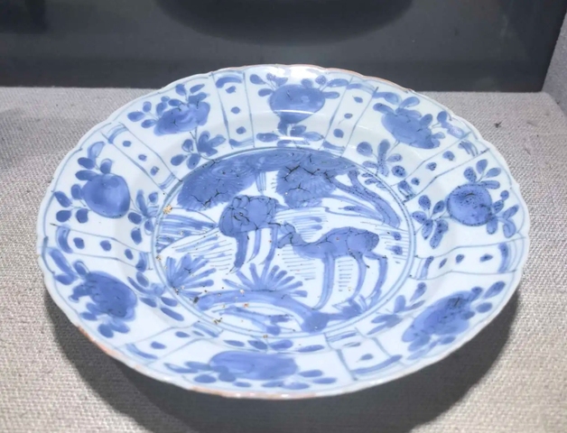 古玩陶瓷青花雙鹿圖花口盤真品鑒賞圖