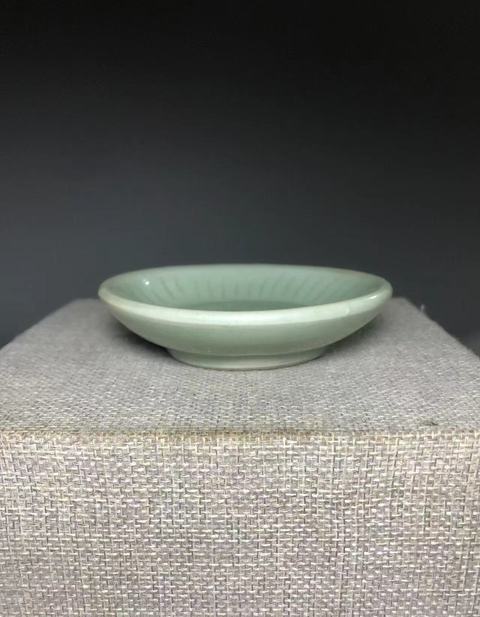古玩陶瓷龍泉青瓷刻花盤真品鑒賞圖