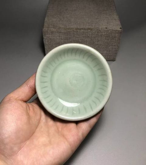 古玩陶瓷龍泉青瓷刻花盤真品鑒賞圖