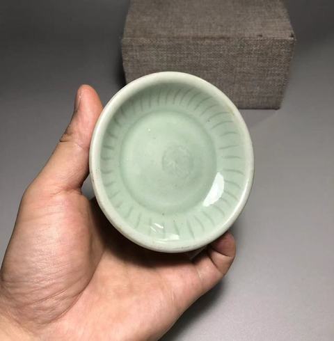 古玩陶瓷龍泉青瓷刻花盤真品鑒賞圖