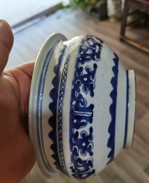 古玩陶瓷拐子龍紋青花香爐真品鑒賞圖