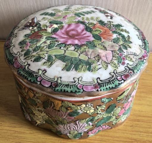 古玩陶瓷花蝶紋廣彩蓋盒真品鑒賞圖