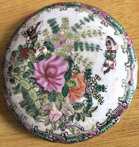 古玩陶瓷花蝶紋廣彩蓋盒真品鑒賞圖