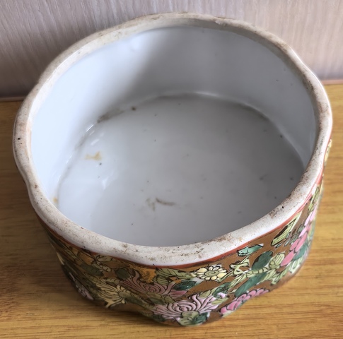 古玩陶瓷花蝶紋廣彩蓋盒真品鑒賞圖