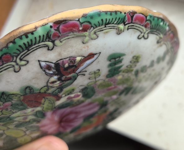 古玩陶瓷花蝶紋廣彩蓋盒真品鑒賞圖