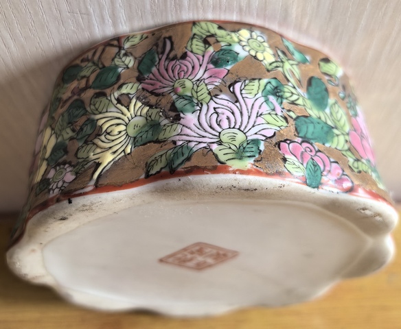 古玩陶瓷花蝶紋廣彩蓋盒真品鑒賞圖