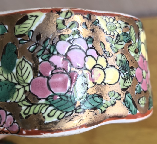 古玩陶瓷花蝶紋廣彩蓋盒真品鑒賞圖