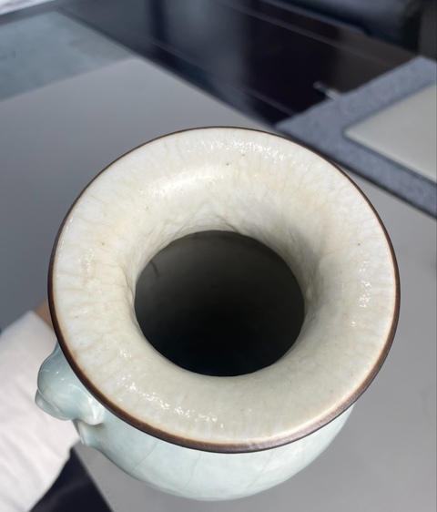 古玩陶瓷仿官釉獅耳撇口瓶真品鑒賞圖