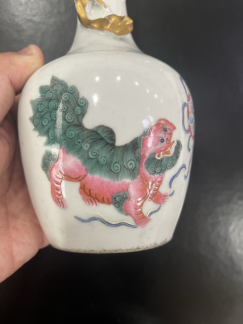 古玩陶瓷飄帶繡球獅子紋瓶真品鑒賞圖