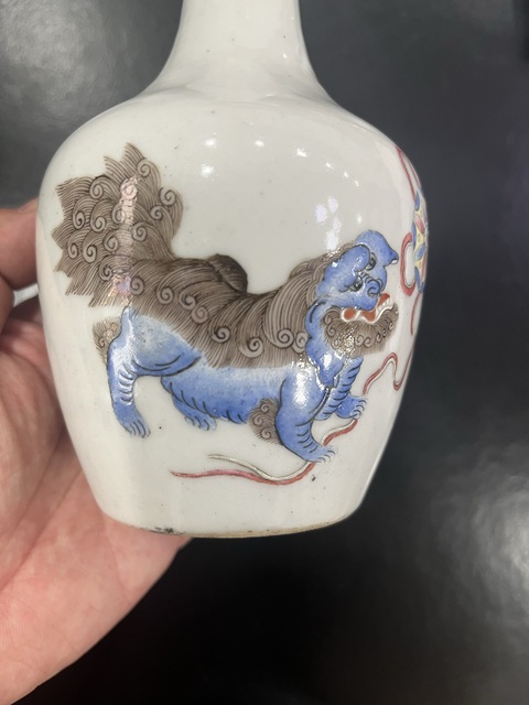 古玩陶瓷飄帶繡球獅子紋瓶真品鑒賞圖