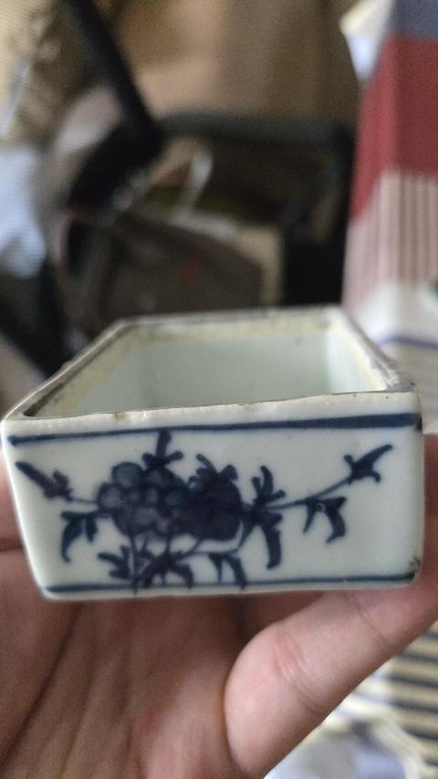 古玩陶瓷清中期 青花花卉紋印泥盒真品鑒賞圖