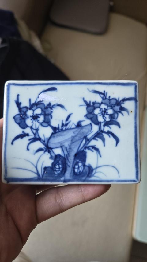 古玩陶瓷清中期 青花花卉紋印泥盒真品鑒賞圖