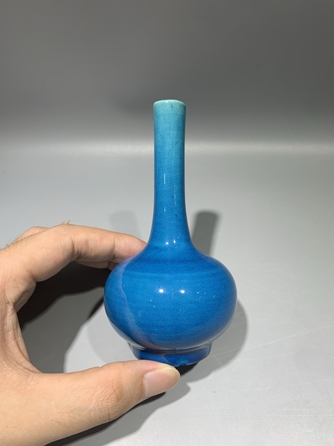 古玩陶瓷孔雀藍釉長頸瓶真品鑒賞圖