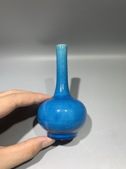 古玩陶瓷孔雀藍釉長頸瓶真品鑒賞圖