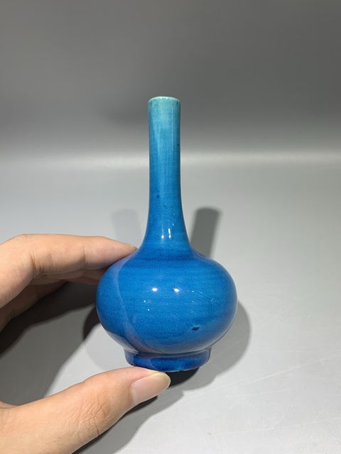 古玩陶瓷孔雀藍釉長頸瓶真品鑒賞圖