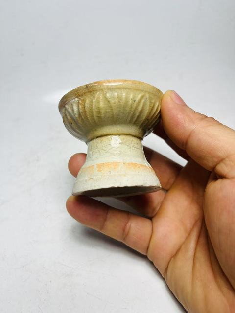 古玩陶瓷（元代精品種少）花瓣紋影青釉燈盞拍賣，當前價格0元