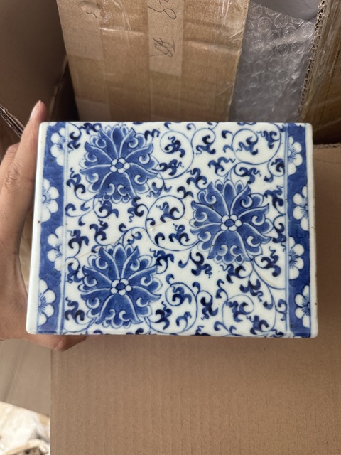 古玩陶瓷青花纏枝花卉紋脈枕真品鑒賞圖
