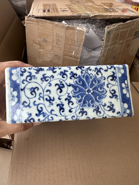 古玩陶瓷青花纏枝花卉紋脈枕真品鑒賞圖