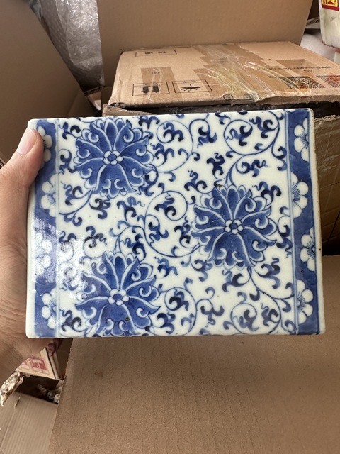 古玩陶瓷青花纏枝花卉紋脈枕真品鑒賞圖