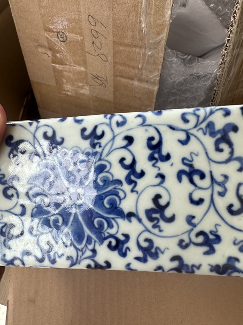 古玩陶瓷青花纏枝花卉紋脈枕真品鑒賞圖