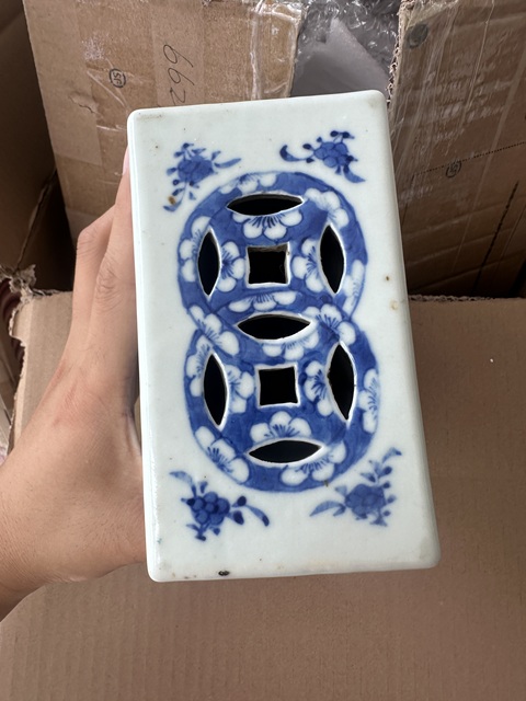 古玩陶瓷青花纏枝花卉紋脈枕真品鑒賞圖