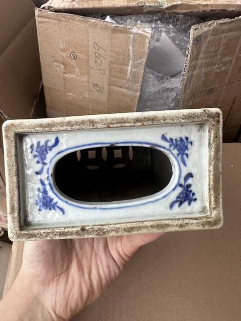 古玩陶瓷青花纏枝花卉紋脈枕真品鑒賞圖