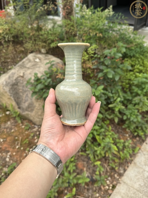 古玩陶瓷館藏級精品南宋龍泉青瓷弦紋撇口瓶拍賣，當前價格11800元