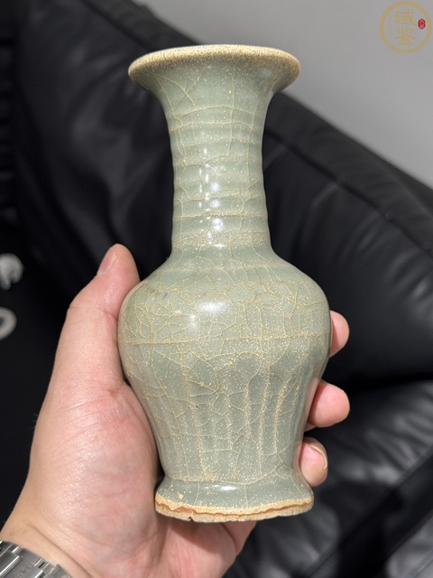 古玩陶瓷館藏級精品南宋龍泉青瓷弦紋撇口瓶拍賣，當前價格11800元