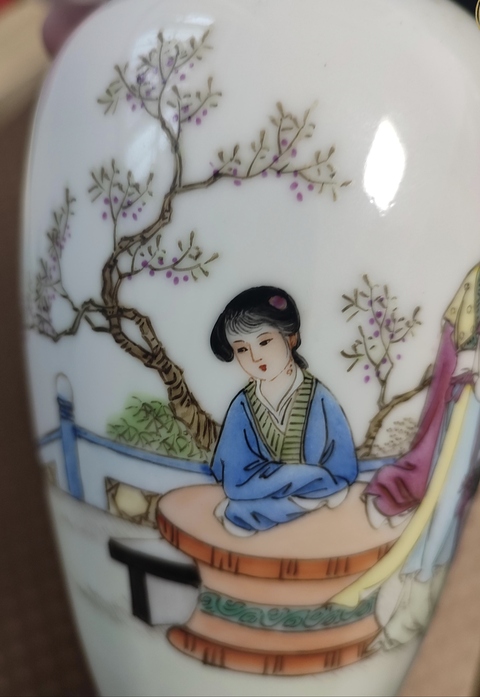古玩陶瓷粉彩仕女人物盤口瓶真品鑒賞圖