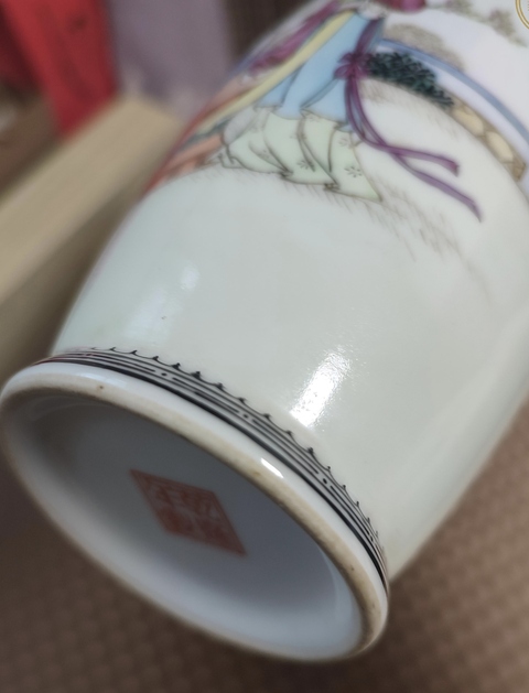 古玩陶瓷粉彩仕女人物盤口瓶真品鑒賞圖