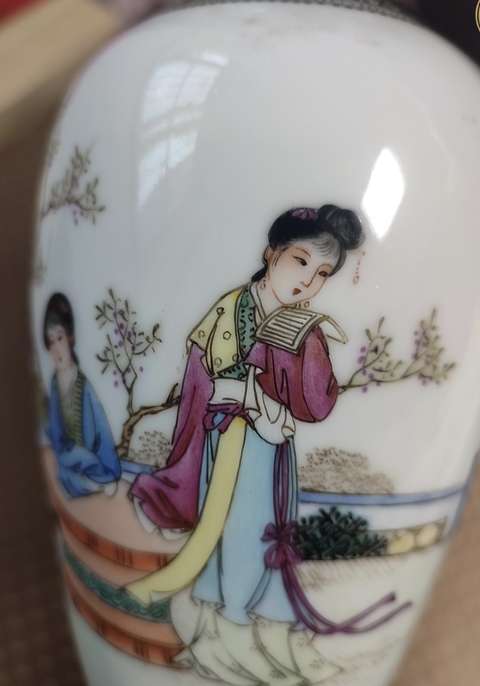 古玩陶瓷粉彩仕女人物盤口瓶真品鑒賞圖
