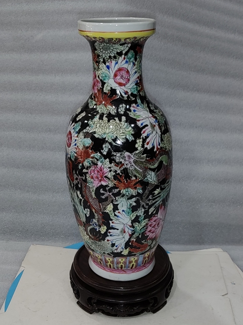 古玩陶瓷墨地粉彩龍穿花盤口瓶真品鑒賞圖