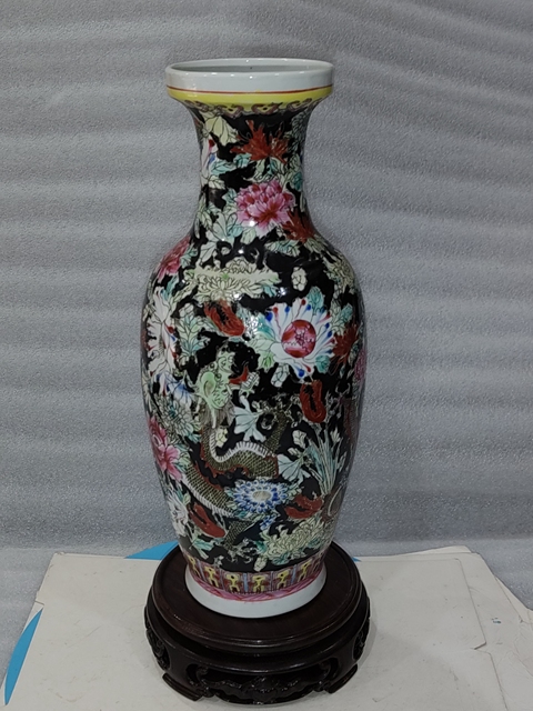 古玩陶瓷墨地粉彩龍穿花盤口瓶真品鑒賞圖