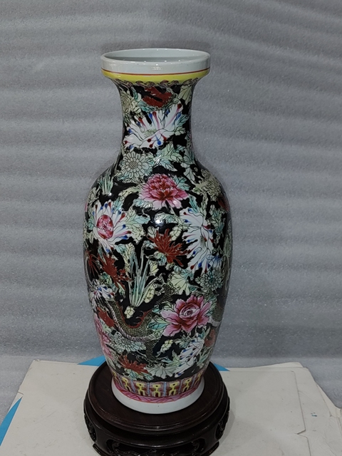 古玩陶瓷墨地粉彩龍穿花盤口瓶真品鑒賞圖