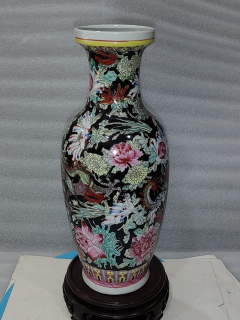 古玩陶瓷墨地粉彩龍穿花盤口瓶真品鑒賞圖
