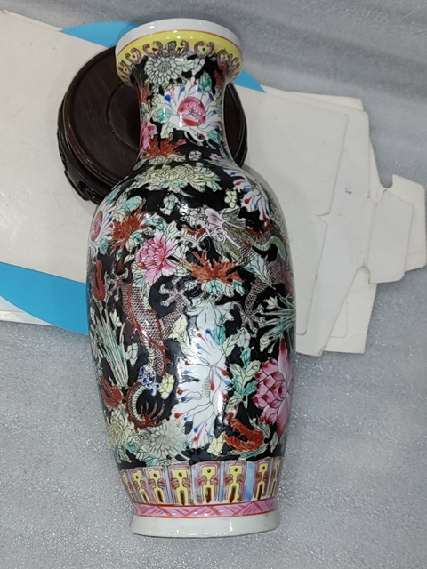 古玩陶瓷墨地粉彩龍穿花盤口瓶真品鑒賞圖