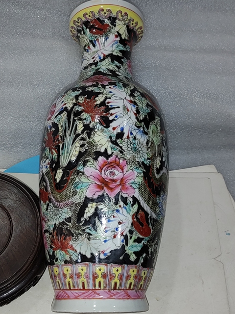 古玩陶瓷墨地粉彩龍穿花盤口瓶真品鑒賞圖