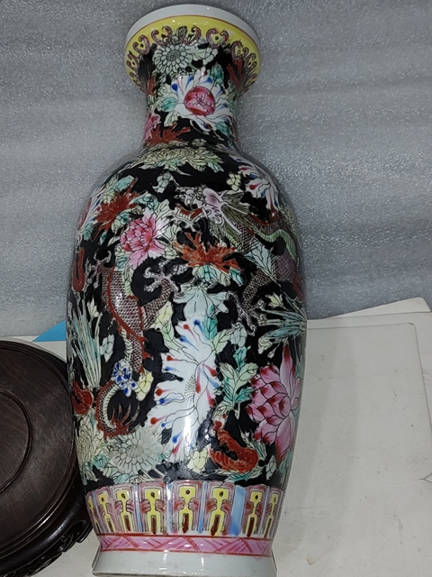 古玩陶瓷墨地粉彩龍穿花盤口瓶真品鑒賞圖