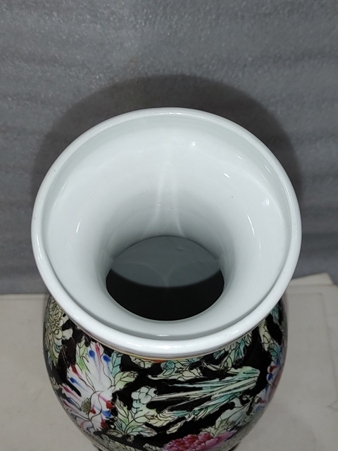 古玩陶瓷墨地粉彩龍穿花盤口瓶真品鑒賞圖