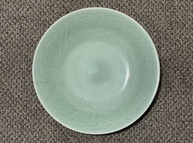 古玩陶瓷豆青釉刻花盤真品鑒賞圖