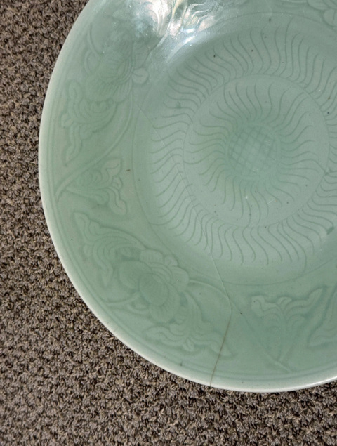 古玩陶瓷豆青釉刻花盤真品鑒賞圖