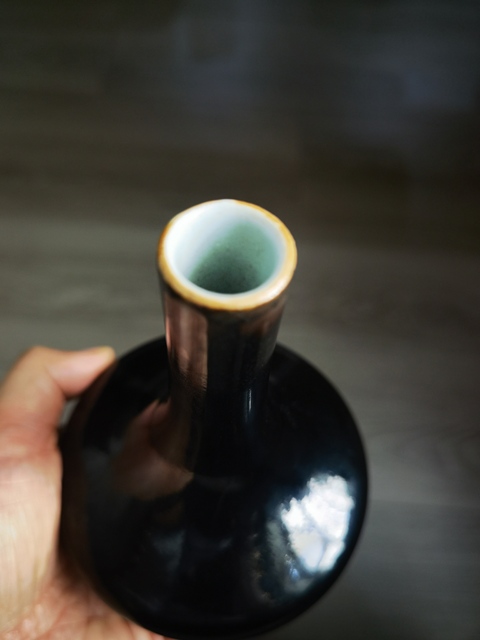 古玩陶瓷清晚期烏金釉小荸薺瓶真品鑒賞圖