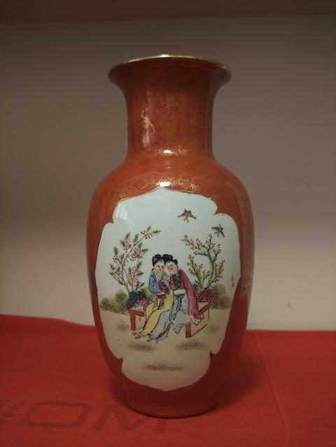 古玩陶瓷民國至創(chuàng)匯·**紅地描金開窗粉彩仕女圖瓶拍賣，當前價格1268元
