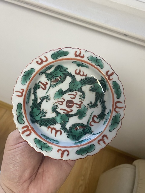 古玩陶瓷紅綠彩雙龍戲珠紋高足碟真品鑒賞圖