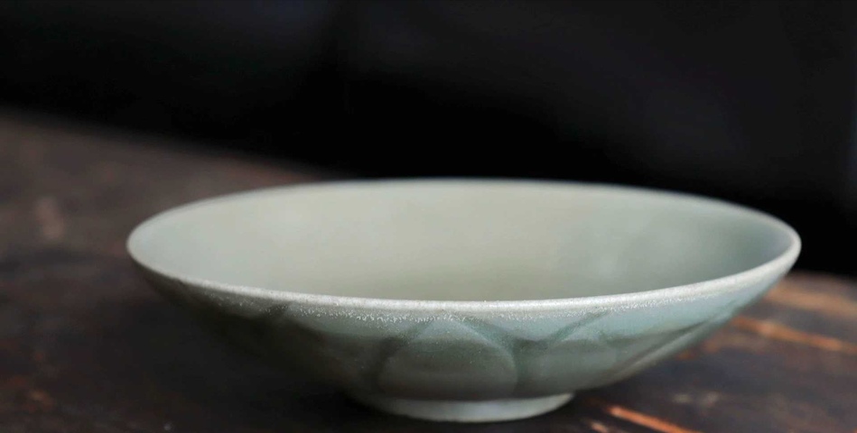 古玩陶瓷龍泉窯青釉刻花蓮瓣紋盤(pán)真品鑒賞圖