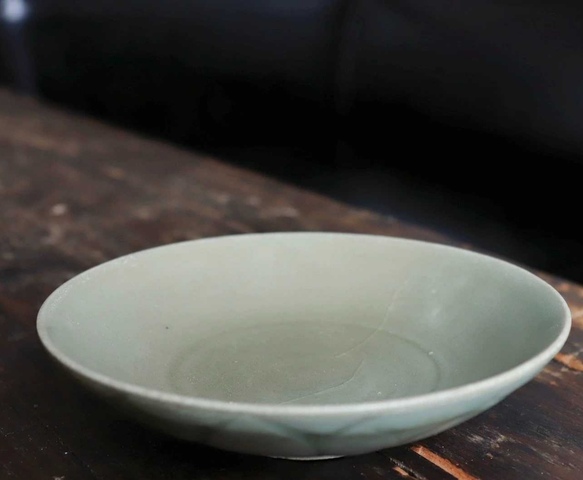 古玩陶瓷龍泉窯青釉刻花蓮瓣紋盤(pán)真品鑒賞圖